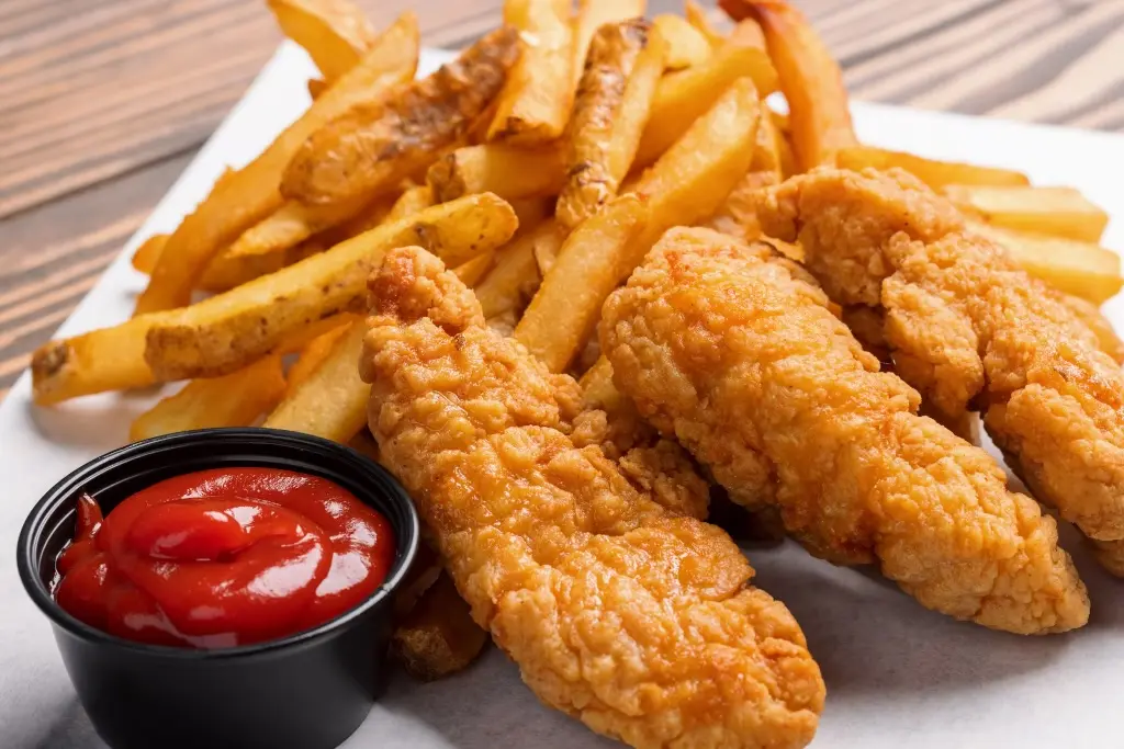 Fried Chicken Fingers & Fries / Lanières de poulet panées et frites