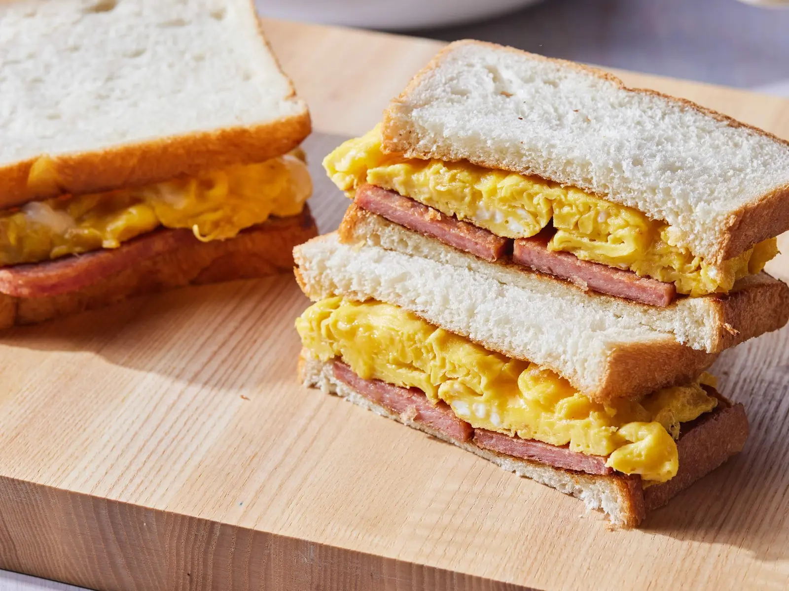 Luncheon Meat & Egg Sandwich / Sandwich jambon de luncheon et œuf