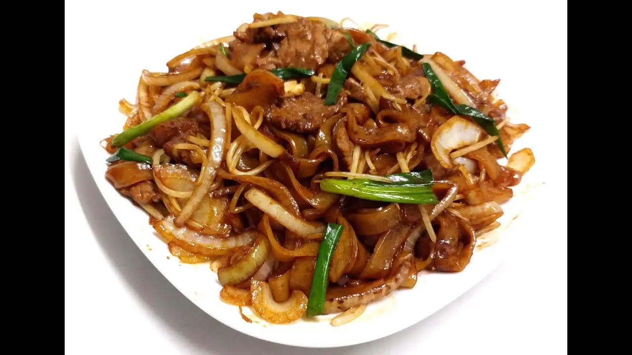 Stir Fried Flat Rice Noodle w/ Beef / Nouilles de riz plates sautées au bœuf