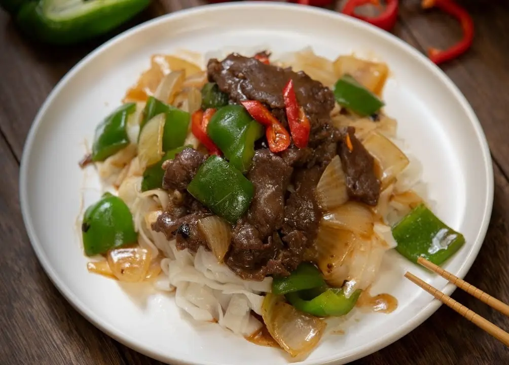 Stir Fried Flat Rice Noodle w/ Beef in Black Bean Sauce / Nouilles de riz plates au bœuf sauce haricots noirs