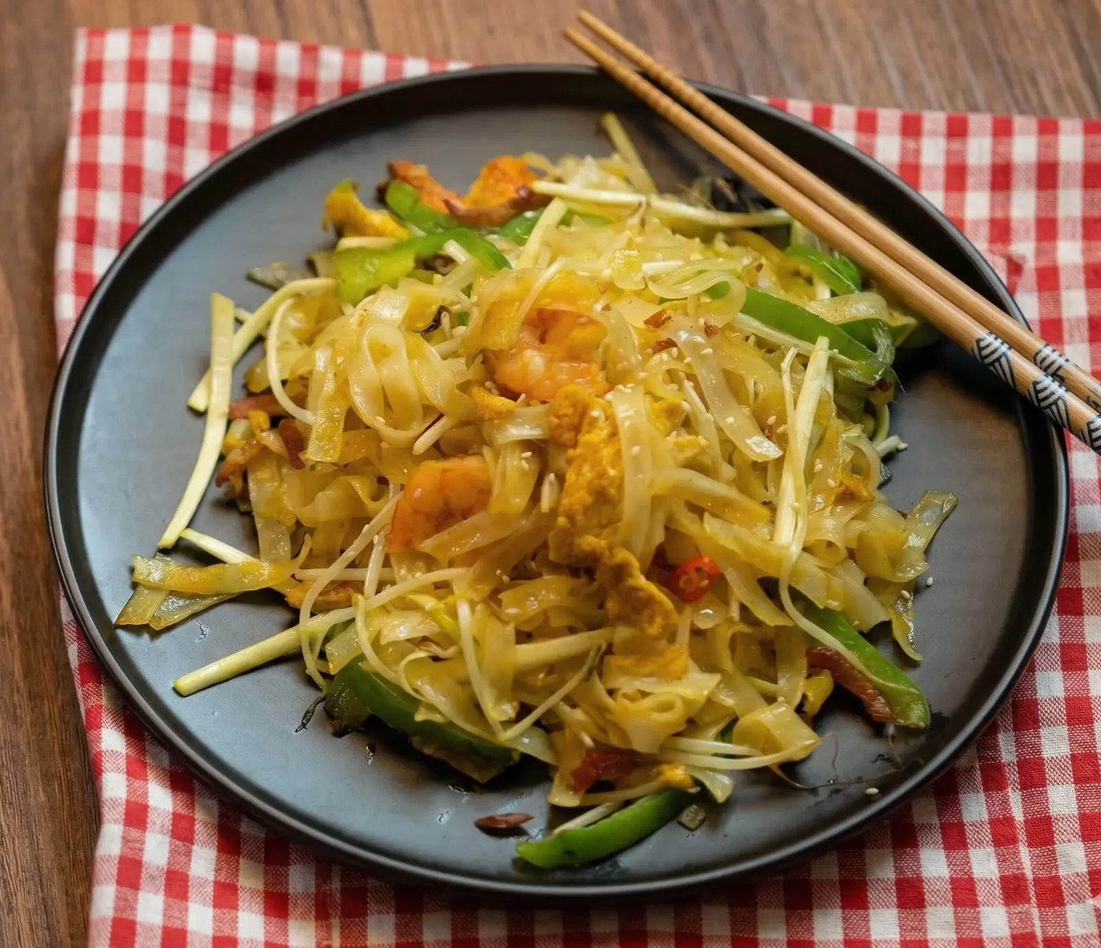 Malaysian Style Stir Fried Rice Noodle / Nouilles de riz sautées malaisiennes