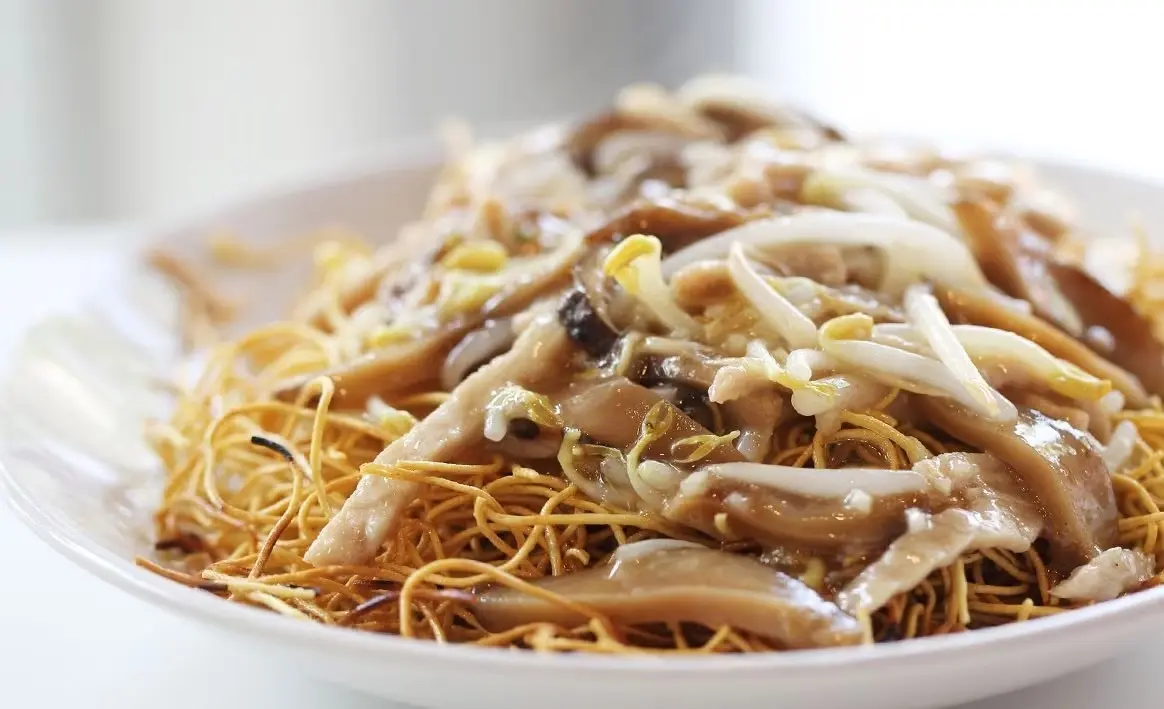 Fried Noodle w/ Pork / Nouilles sautées au porc effiloché