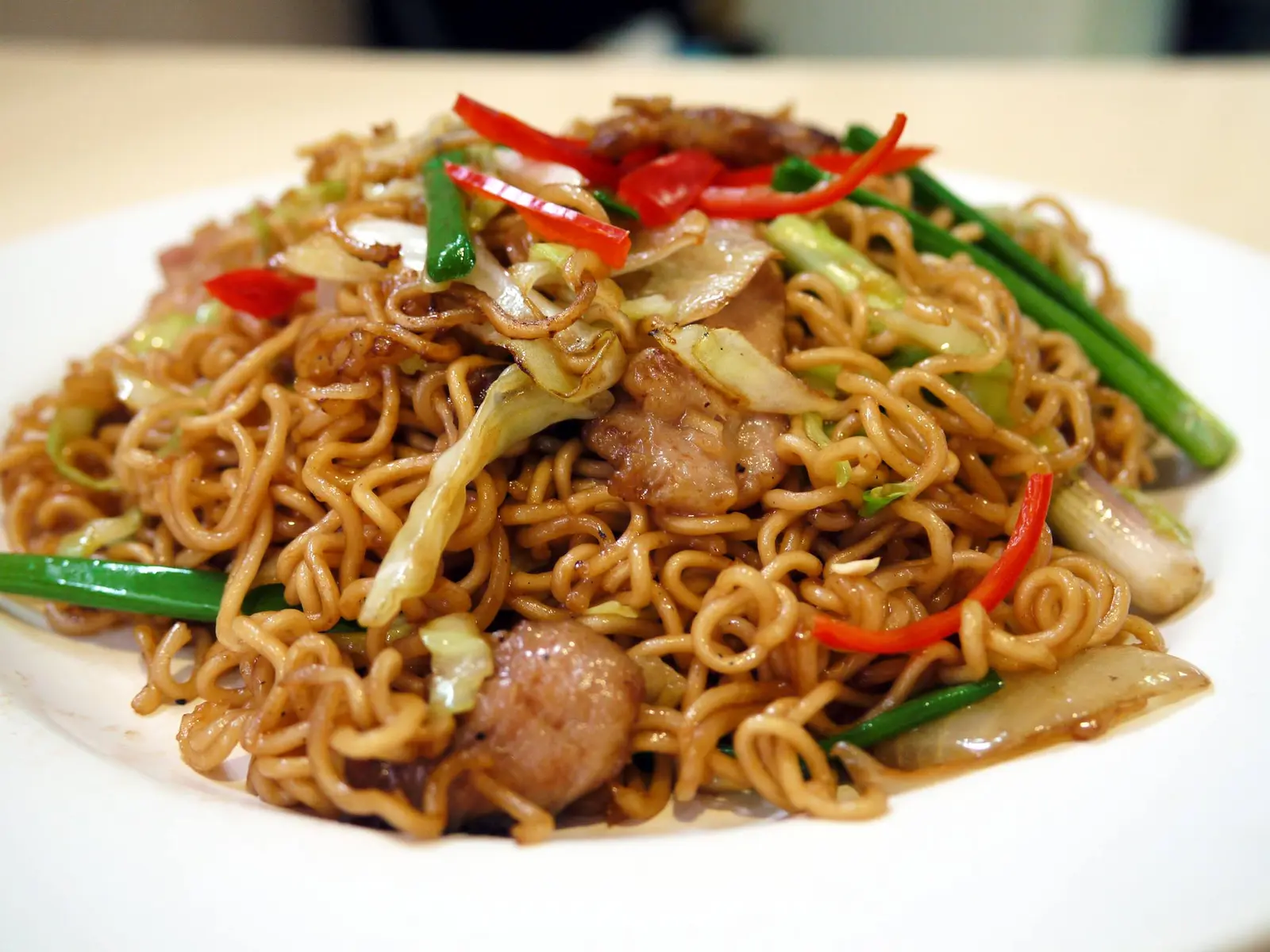 Stir Fried Instant Noodle w/ Pork & Chicken / Nouilles instantanées sautées au porc BBQ et poulet